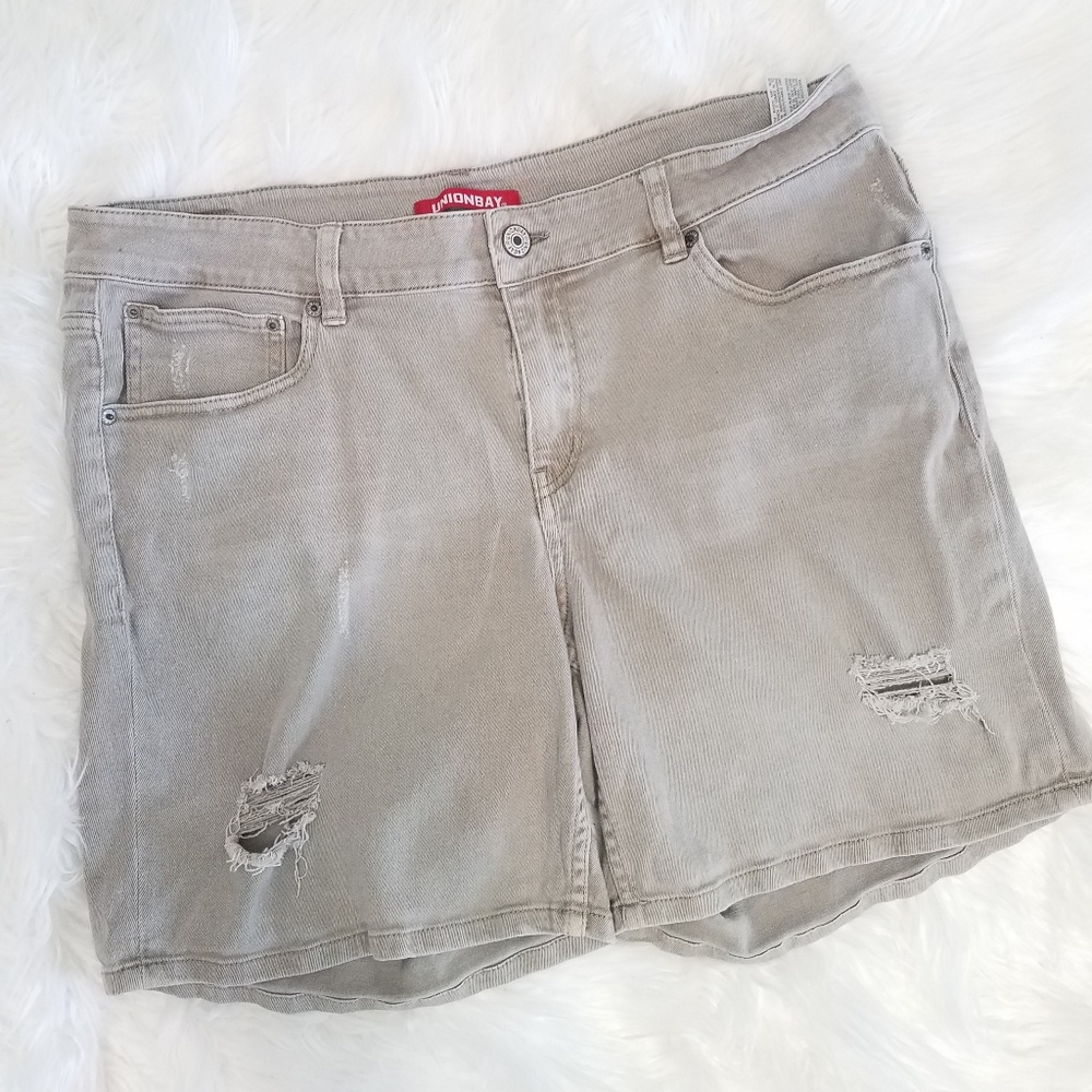 Unionbay Distressed Bermuda Shorts

Size: 17